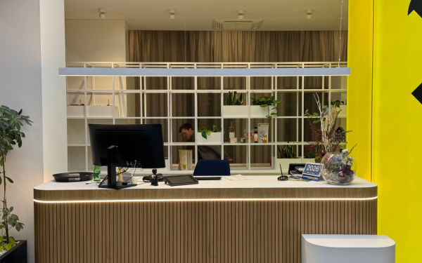 Elegant Partition Element in Office Reception Areas in Austria Web. Minihuber IA Elegant Partition Element in Office Reception Areas in Austria Web. Minihuber IA